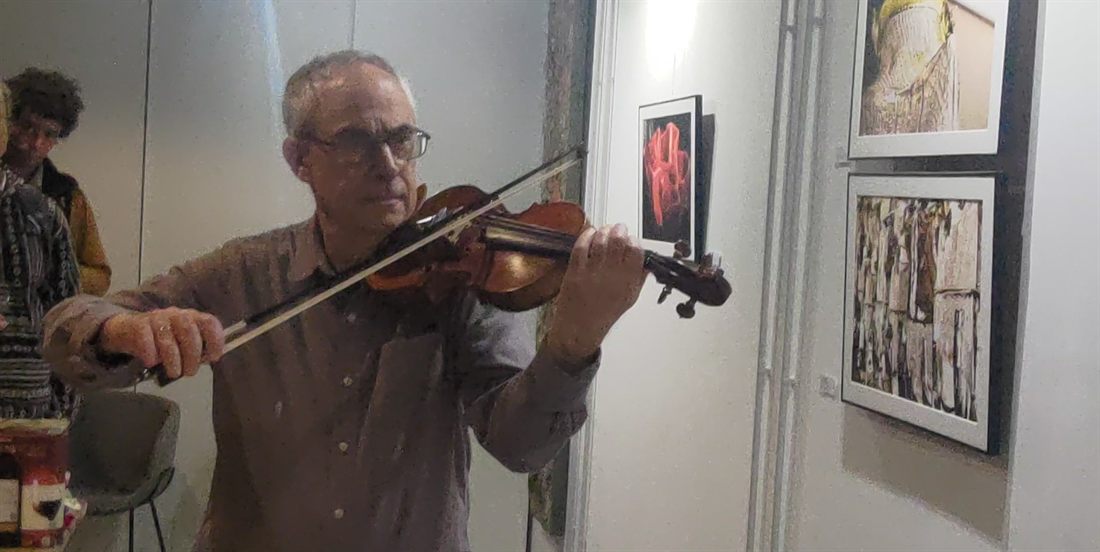 Christopher Brooks playing the violin in a gallery